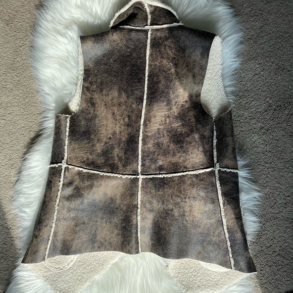 5/48 Faux Sheepskin Vest - Picture 3 of 3